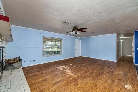 Living - 302 Key St, Bronte, TX 76933 photo 2 of 6