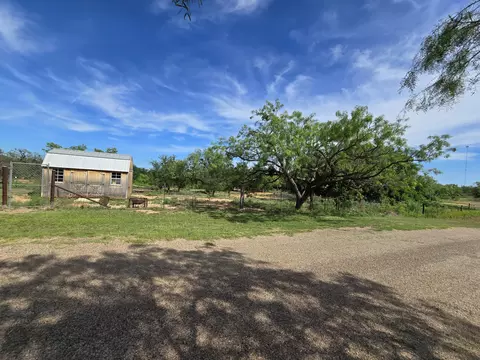 700 E Holmes Ave, Bronte, TX 76933 photo 3
