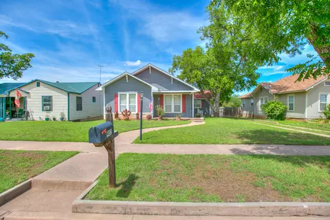 902 N 6th St, Ballinger, TX 76821