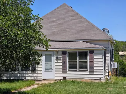 112 W Fleming Ave, Mertzon, TX 76941