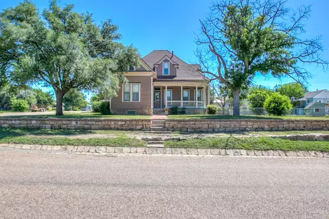 308 N 6th St, Ballinger, TX 76821