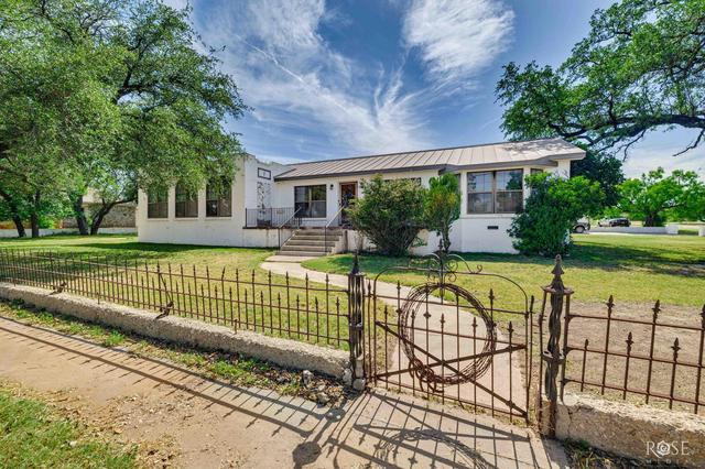 302 S Broadway St, Mertzon, TX 76941