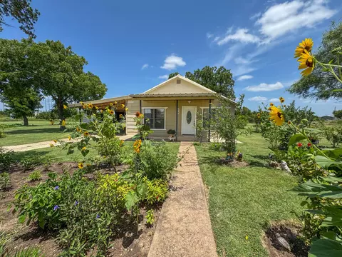 Exterior - 604 Hall St, Eldorado, TX 76936 photo 2 of 8