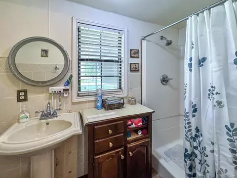 Bath - 604 Hall St, Eldorado, TX 76936 photo 2 of 3