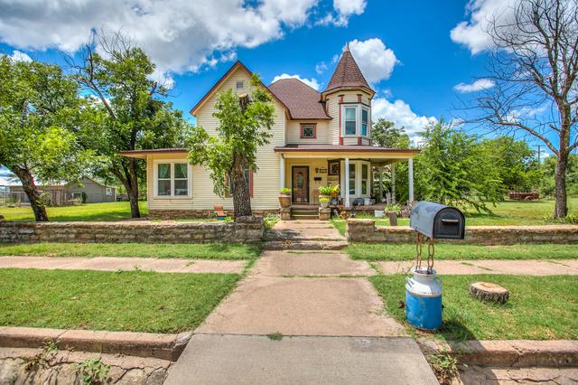 205 N 9th St, Ballinger, TX 76821