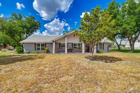 2052 Country Club Estate Cir, San Angelo, TX 76904