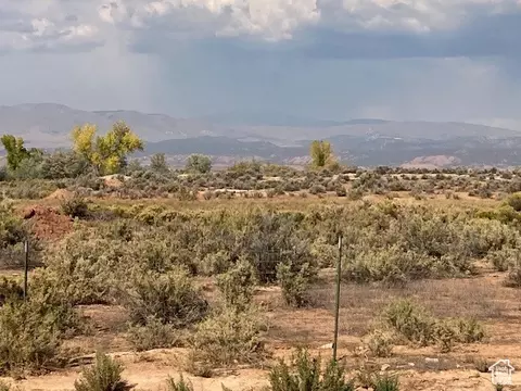 8075 E 6000 N #1, Lapoint, UT 84039