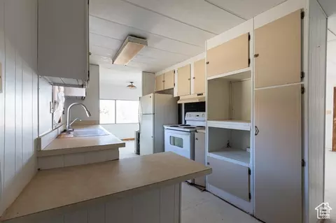 Kitchen - 6026 E Zion Rd, Kanab, UT 84741 photo 2 of 2
