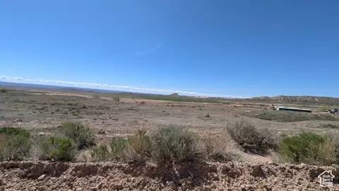 2042 E Goose Ranch Rd, Vernal, UT 84078 photo 2
