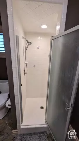Bath - 1584 E Petunia Way, Sandy, UT 84092 photo 3 of 9