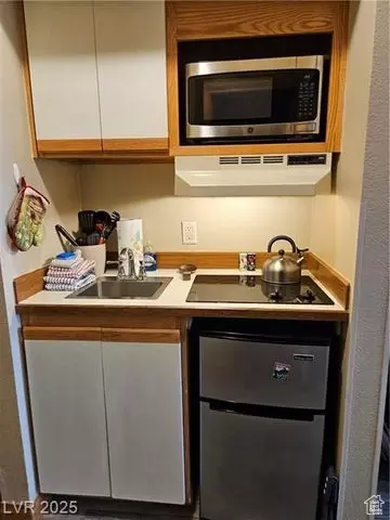 Kitchen - 223 Hunter Ridge Rd #E121, Brian Head, UT 84719 photo 1 of 1