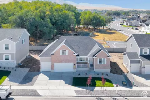 2068 E Dolan Dr #1333, Lake Point, UT 84074