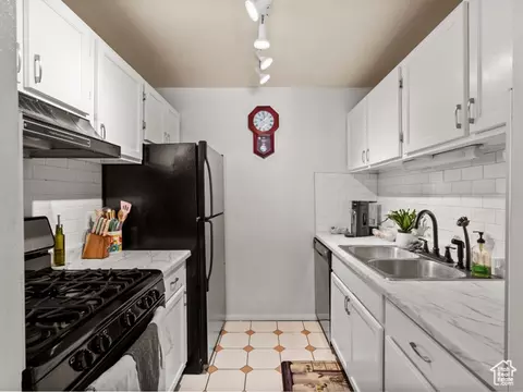 Kitchen - 426 E Creekside Cir #B, Murray, UT 84107 photo 2 of 3