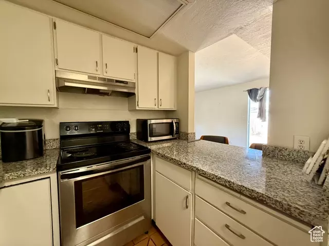 Kitchen - 472 E 7670 S, Midvale, UT 84047 photo 2 of 3