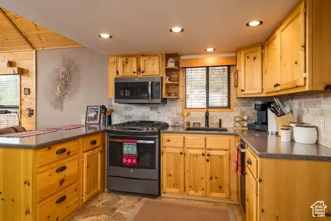 Kitchen - 10 Pioneer Dr, Moab, UT 84532 photo 2 of 5