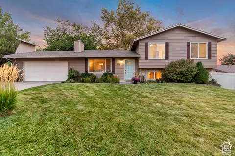 8638 S Piper Ln E, Sandy, UT 84093