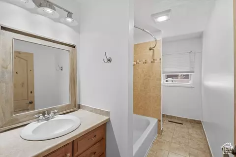 Bath - 164 E 200 S, Hyde Park, UT 84318 photo 4 of 5