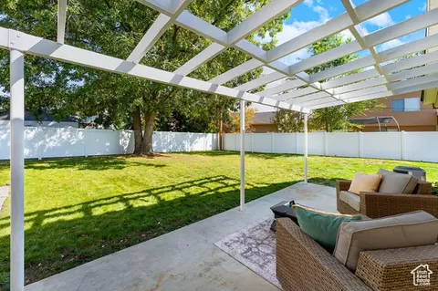 28 W Stauffer Ln S, Murray, UT 84107