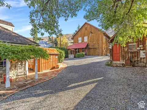 Exterior - 252 N 400 E, Centerville, UT 84014 photo 10 of 27