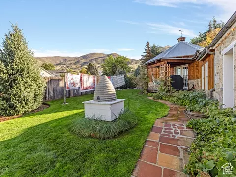 Exterior - 252 N 400 E, Centerville, UT 84014 photo 9 of 27