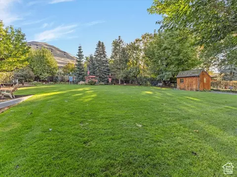 Exterior - 252 N 400 E, Centerville, UT 84014 photo 7 of 27
