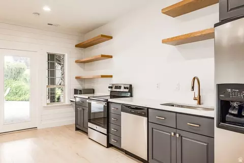 Kitchen - 259 S Twin River Loop, Alpine, UT 84004 photo 8 of 11