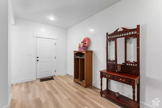Entry Way - 1544 S Windsong Dr, Santaquin, UT 84655 photo 4 of 5