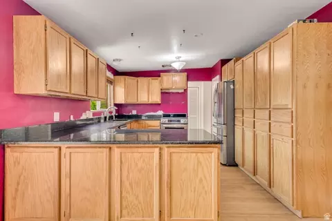 Kitchen - 5947 S 620 E, Murray, UT 84107 photo 4 of 4