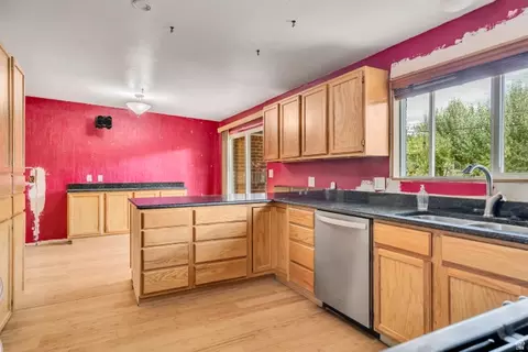 Kitchen - 5947 S 620 E, Murray, UT 84107 photo 3 of 4