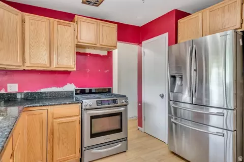 Kitchen - 5947 S 620 E, Murray, UT 84107 photo 2 of 4