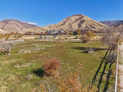 1377 E Maple St, Mapleton, UT 84664 photo 3