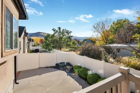 Exterior - 330 W Paradiso Ln, Centerville, UT 84014 photo 3 of 7
