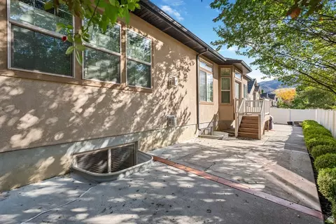 Exterior - 330 W Paradiso Ln, Centerville, UT 84014 photo 2 of 7