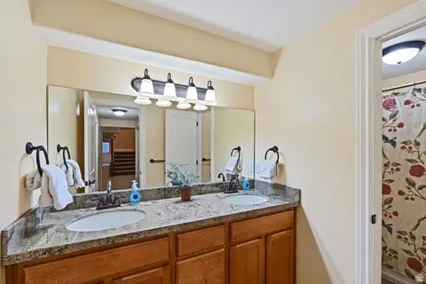 Bath - 330 W Paradiso Ln, Centerville, UT 84014 photo 5 of 5