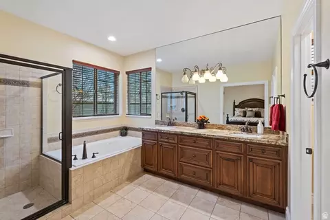 Bath - 330 W Paradiso Ln, Centerville, UT 84014 photo 2 of 5