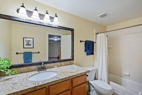 Bath - 330 W Paradiso Ln, Centerville, UT 84014 photo 4 of 5