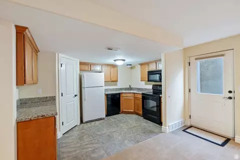 Kitchen - 330 W Paradiso Ln, Centerville, UT 84014 photo 2 of 2