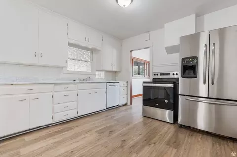 Kitchen - 921 W 2700 S, Syracuse, UT 84075 photo 2 of 4