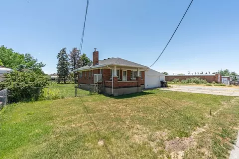 Exterior - 921 W 2700 S, Syracuse, UT 84075 photo 1 of 5