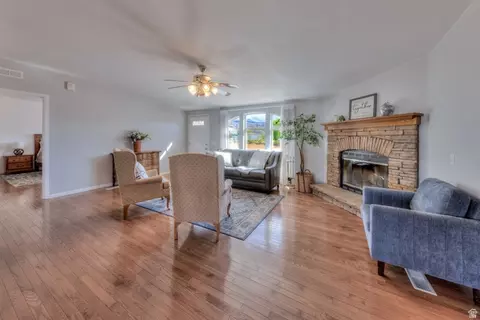 Living - 33 E Merriam Ct, Moab, UT 84532 photo 4 of 7