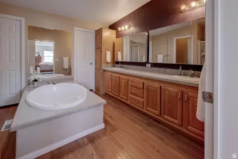 Bath - 33 E Merriam Ct, Moab, UT 84532 photo 2 of 4