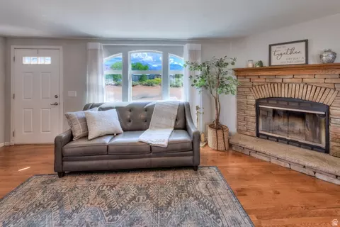 Living - 33 E Merriam Ct, Moab, UT 84532 photo 2 of 7