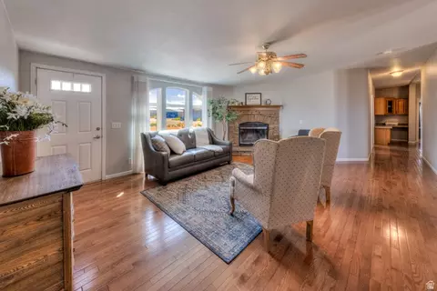 Living - 33 E Merriam Ct, Moab, UT 84532 photo 1 of 7
