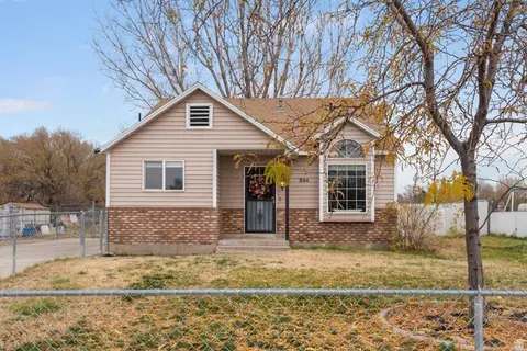 844 N 1000 W, Clinton, UT 84015