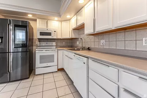 Kitchen - 75 N Peregrine Ln #8, Bountiful, UT 84010 photo 1 of 1