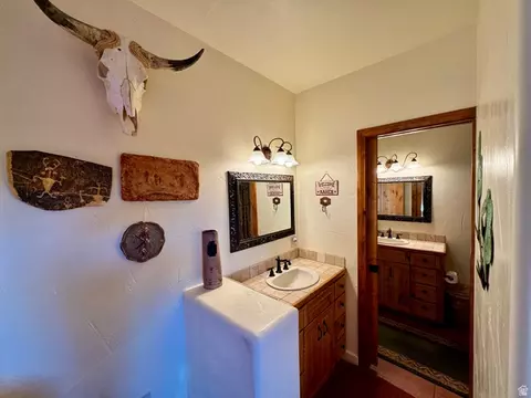 Bath - 2197 Rio Verde, Moab, UT 84532 photo 2 of 4