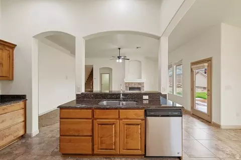 922 E Silver Shadows Dr S, Washington, UT 84780 photo 9