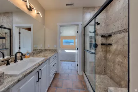 Bath - 429 E Pioneer Bnd, Monticello, UT 84535 photo 1 of 3