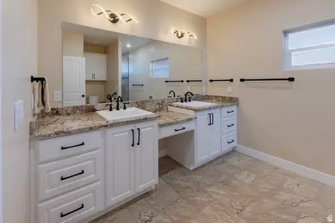 Bath - 429 E Pioneer Bnd, Monticello, UT 84535 photo 2 of 3