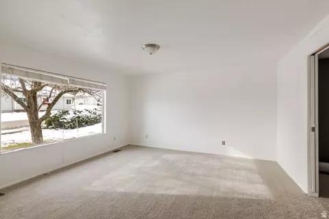 Living - 7040 W 600 N, Mendon, UT 84325 photo 3 of 4